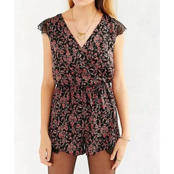 Kimchi Blue Black Floral Print Lace Trim Short Sleeve V-Neck Romper Size Medium - Picture 1 of 10